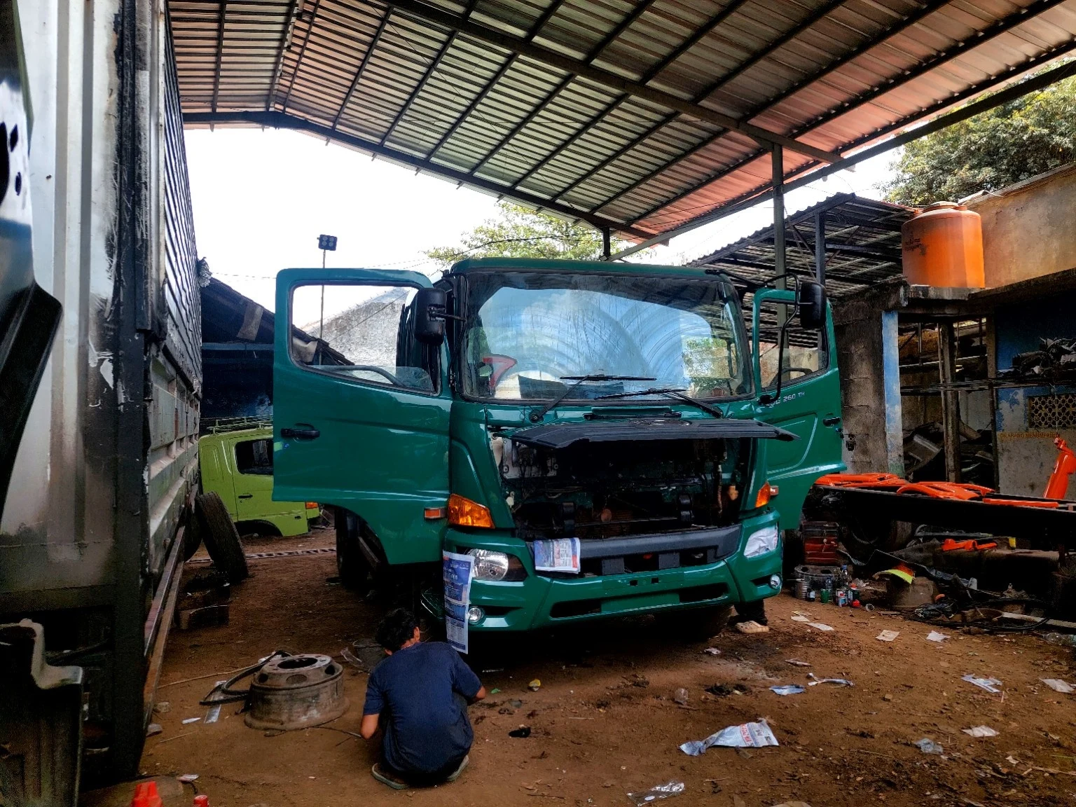 Perbaikan truk di bengkel di bengkel APP
